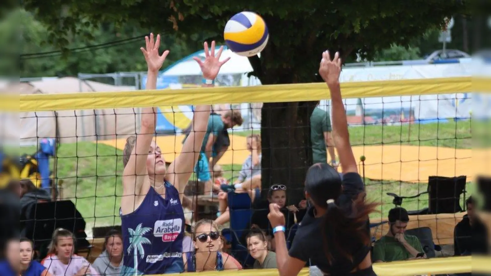 Der Sieg in Ingolstadt war für Luisa Scholze (links im Block) und Sophia Botsch (dahinter) der Höhepunkt der Saison. (Foto: ebf)