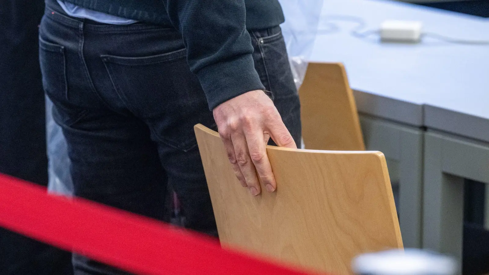Im Champagner-Fall ist vor dem Landgericht Weiden ein Niederländer angeklagt. Er soll Logistiker eine Drogenbande gewesen sein. (Archivbild) (Foto: Armin Weigel/dpa)