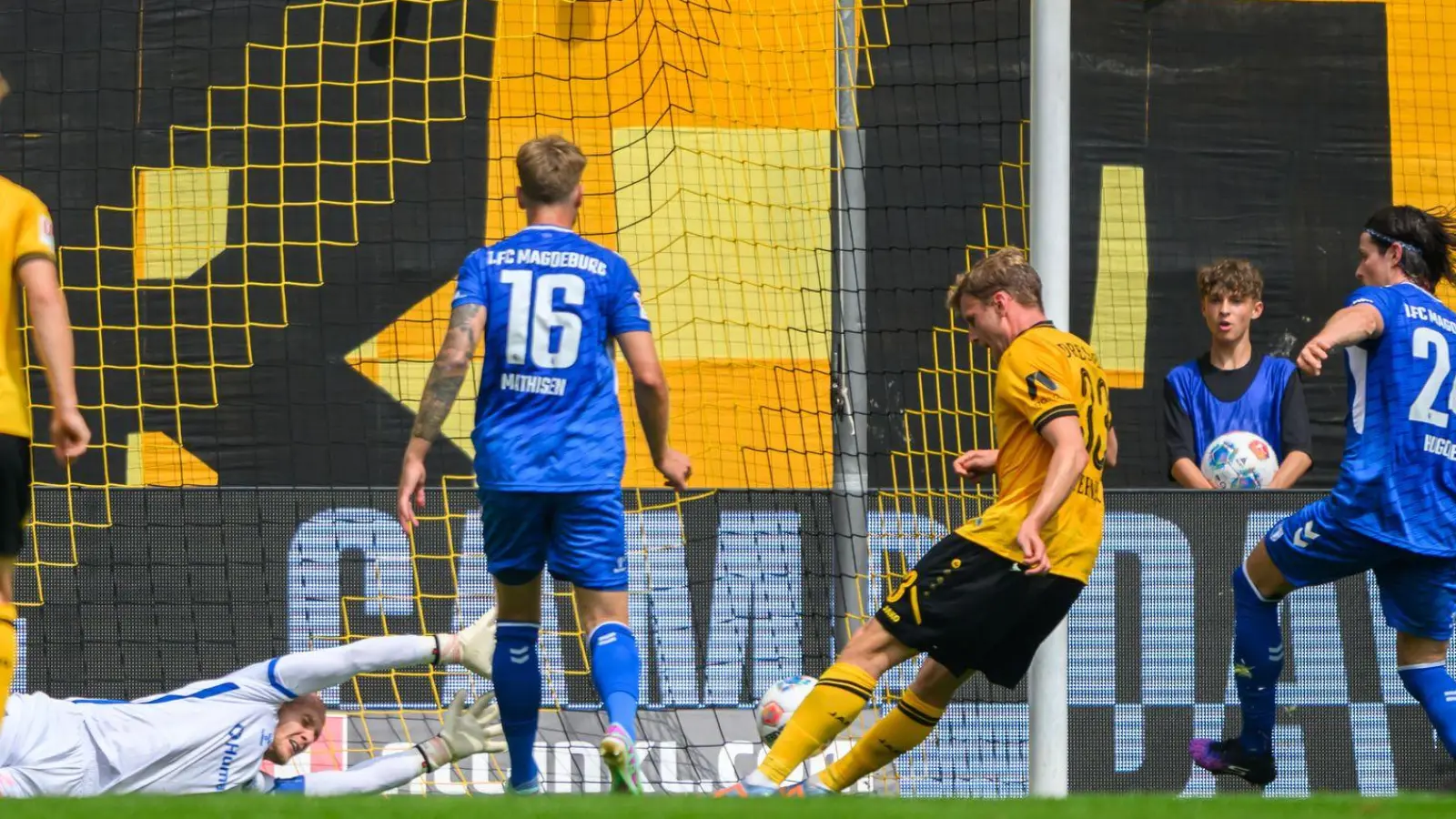  Christoph Daferner (Dynamo Dresden, 2.v.r.) erzielt das Tor zum 1:1. (Foto: Robert Michael/dpa)