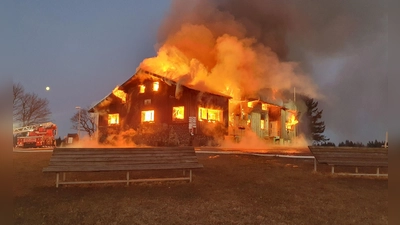 Die Berghütte brannte nachts ab. (Foto: Feuerwehr Bad Brückenau/dpa)