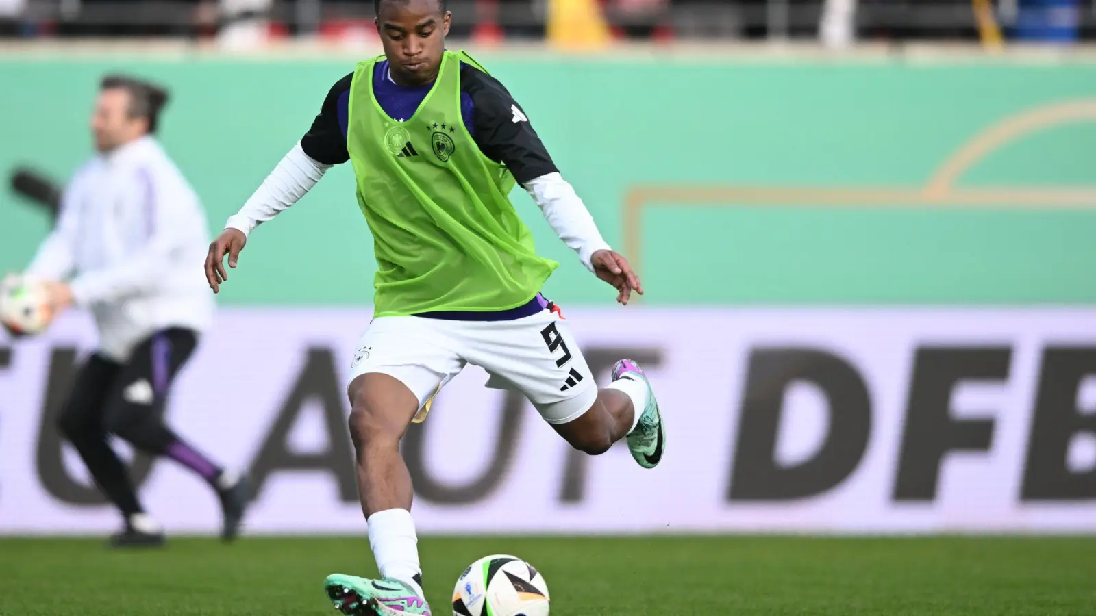 Youssoufa Moukoko ist wieder bei der U21 dabei. (Foto: Hendrik Schmidt/dpa)