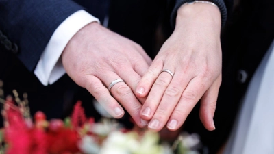 Egal, ob erste, zweite oder x-te Hochzeit: Es zählen nicht die Erwartungen von Außenstehenden, sondern nur, was sich das Brautpaar wünscht.  (Foto: Matthias Balk/dpa/dpa-tmn)