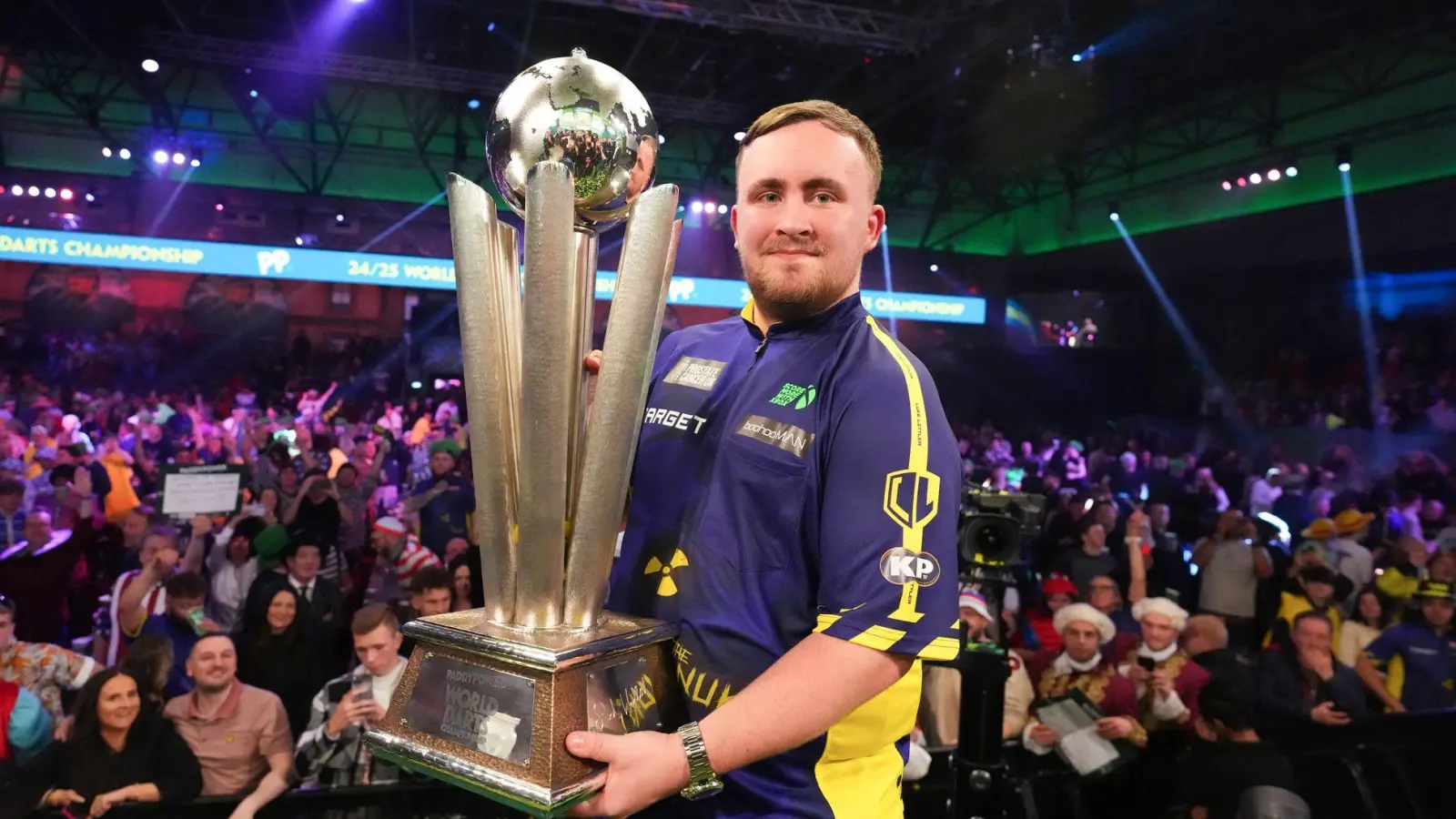 Präsentiert stolz den Pokal: Luke Littler. (Foto: Kirsty Wigglesworth/AP/dpa)