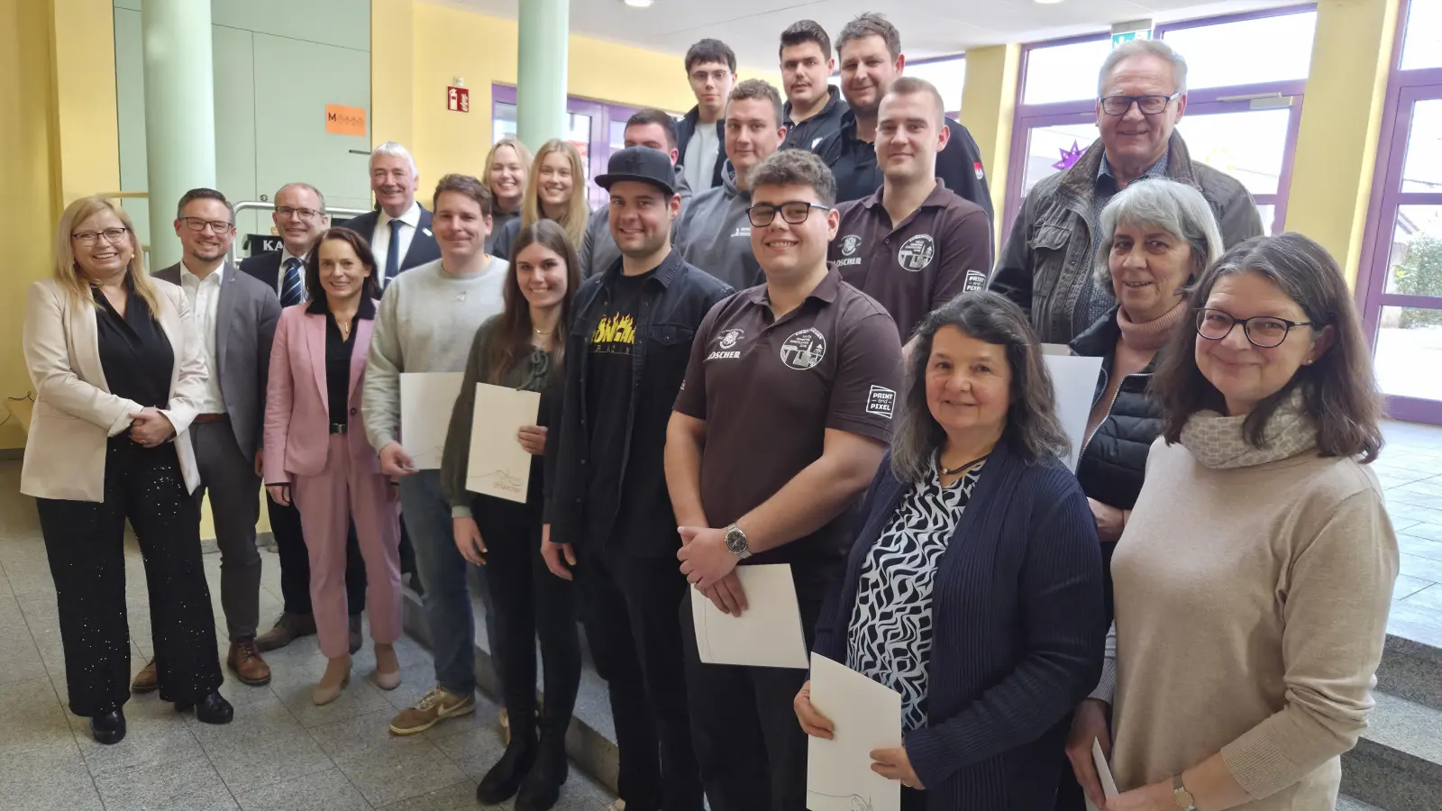 Die politische Prominenz (links) freute sich gemeinsam mit den ehrenamtlich besonders Aktiven, die beim Neujahrsempfang in Emskirchen ausgezeichnet wurden. (Foto: Rainer Weiskirchen)