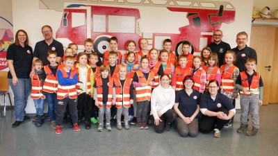 27 Mädchen und Jungen waren jetzt bei einem Treffen der Kinderfeuerwehr Dinkelsbühl dabei. An diesem Tag drehte sich alles um die Themen Erste Hilfe und Notruf. (Foto: Lisa-Maria Liebing)