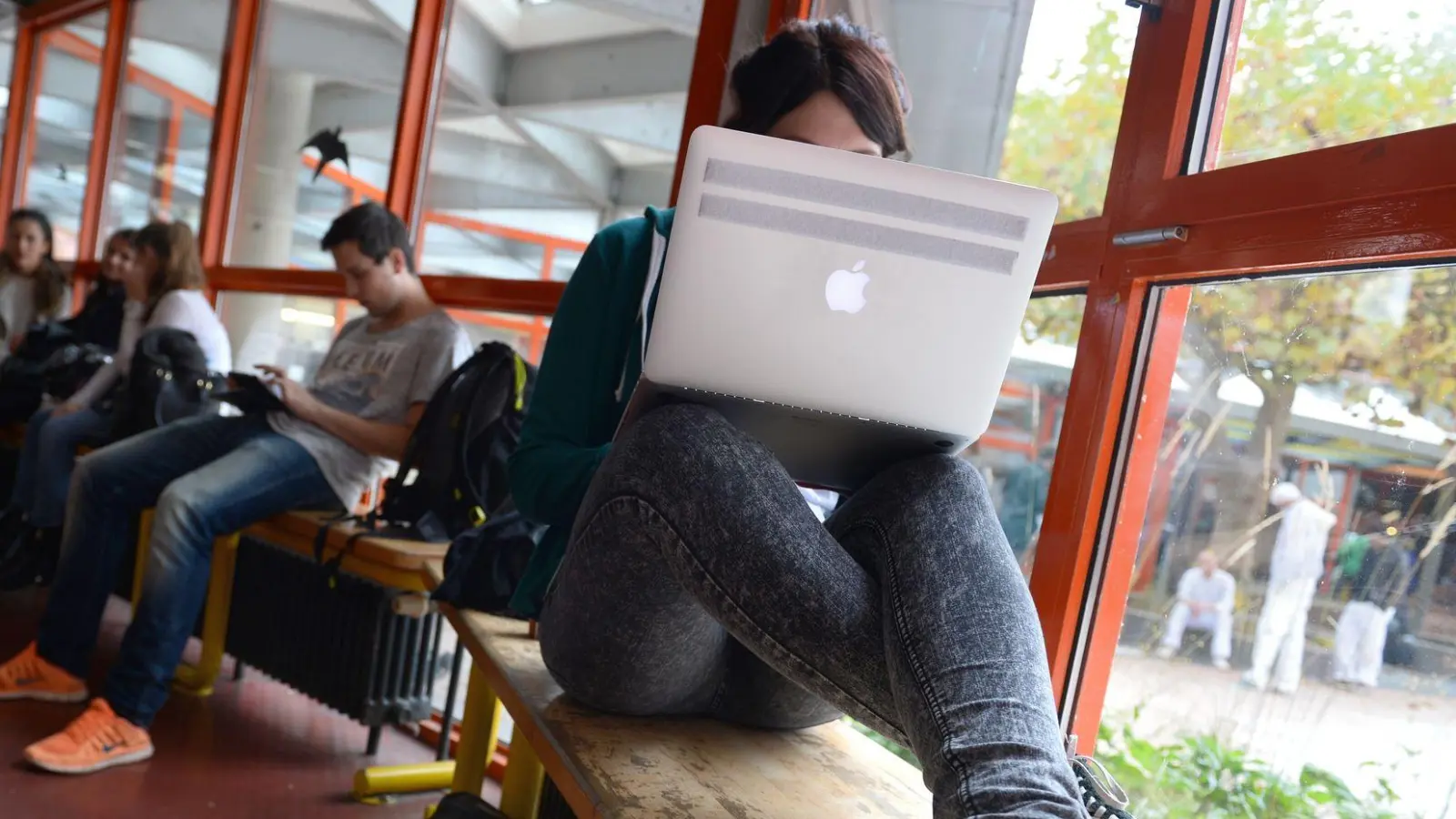 In der Regel sind dual Studierende auch in der gesetzlichen Rentenversicherung pflichtversichert und können so zum Grundstock ihrer späteren Rente beitragen. (Foto: Felix Kästle/dpa-tmn)