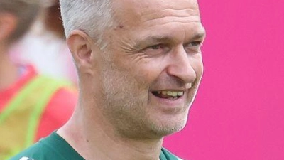 Letzte Vorbereitung auf die EM: Christian Wück und die DFB-Frauen. (Foto: Daniel Löb/dpa)