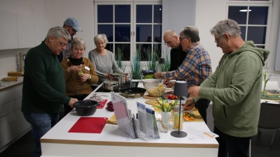 Gemeinsam kochen, gemeinsam essen und sich gemeinsam unterstützen: Das Foto zeigt die Teilnehmer mit Koordinatorin Susana Henselin (Dritte von links) und Trauerbegleiterin Eva Eggler. (Foto: Stefan Neidl)