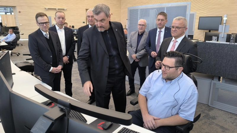 Disponent Tilman Wörrlein (sitzend) erläuterte Ministerpräsident Markus Söder die Arbeit im Einsatzleitraum der Integrierten Leitstelle.  (Foto: Thomas Schaller)
