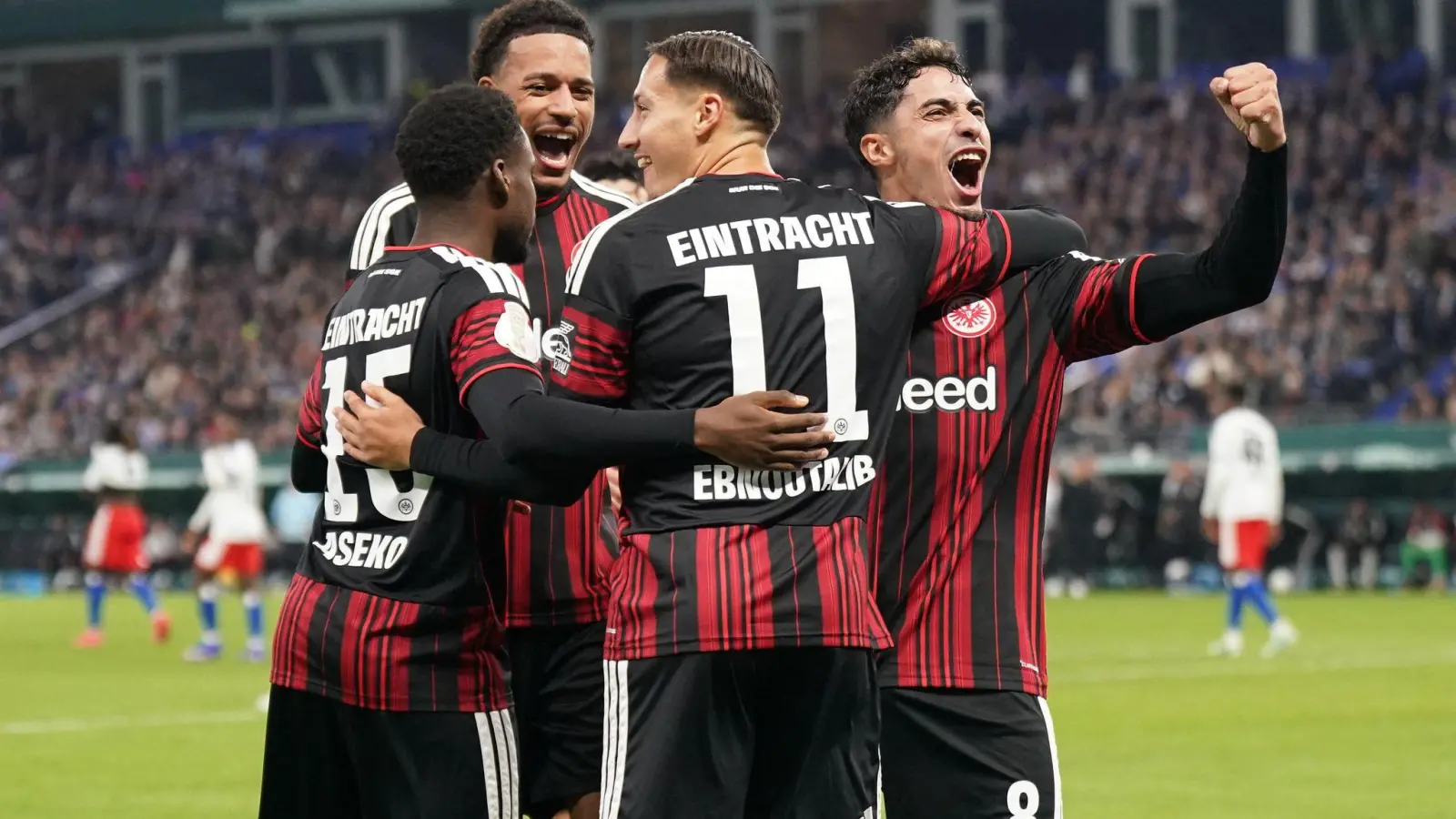 Frankfurt bejubelt den Auswärtssieg beim HSV. (Foto: Marcus Brandt/dpa)