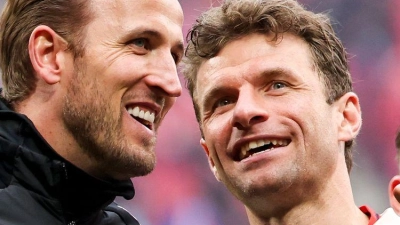 Harry Kane(l.) feiert seinen ersten Vereinstitel überhaupt. (Foto: Jan Woitas/dpa)