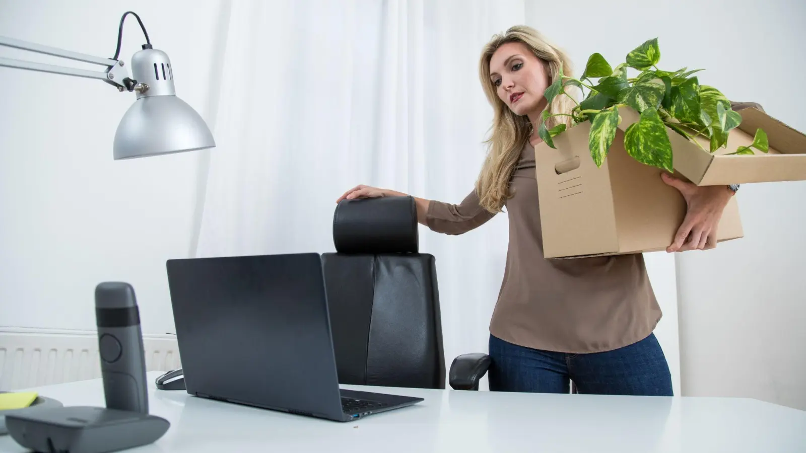 Vom Homeoffice zurück ins Büro: Das gelingt am besten, wenn man es langsam angehen lässt - und zwischen beidem wechselt. (Foto: Christin Klose/dpa-tmn)