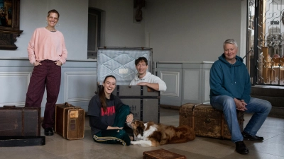 Regisseurin Daniela Aue, Darstellerin Bethany Edwards, Darsteller Lukas Aue und Komponist Stefan Kammerer (von links) vor der Probe in der Gumbertuskirche. Auch Hund Elmo durfte dabei sein. (Foto: Evi Lemberger)