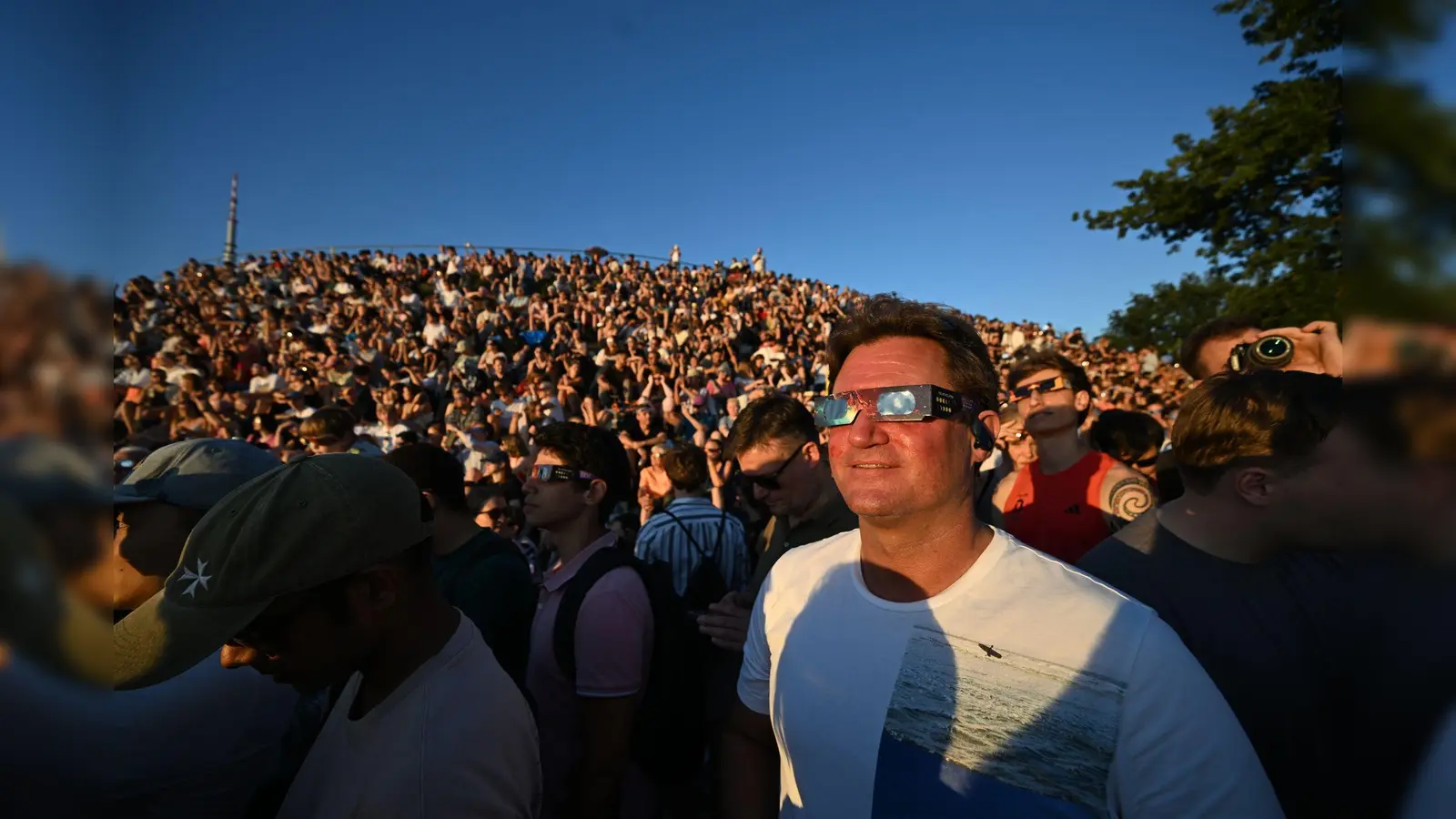 Großer Andrang herrschte auch in Deutschland, um die partielle Sonnenfinsternis zu beobachten - wie hier im Münchner Olympiapark. (Foto: Felix Hörhager/dpa)