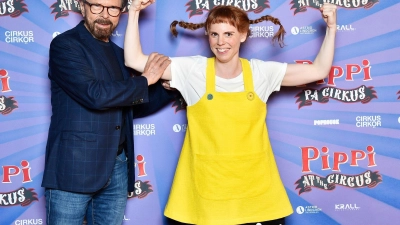 Björn Ulvaeus (l) trifft Pippi Langstrumpf (Ida Breimo). (Foto: Karin Törnblom/Zap PR/dpa)