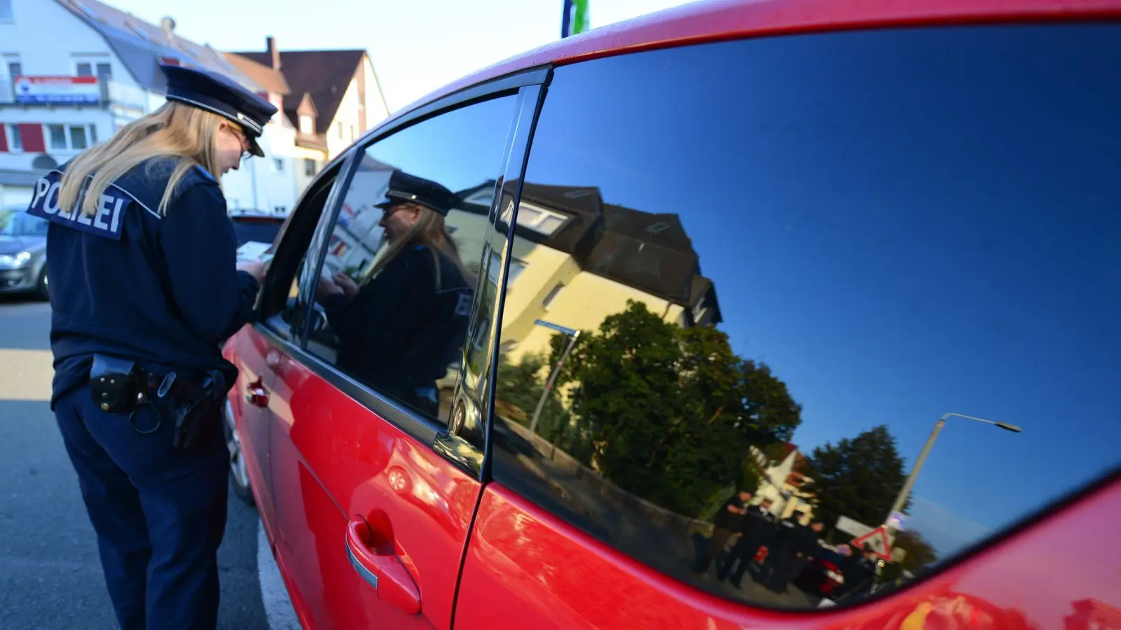Bei der Kontrolle den Fahrzeugschein digital auf dem Smartphone zeigen: Das geht nun mit der i-Kfz-App. (Foto: picture alliance / dpa-tmn)