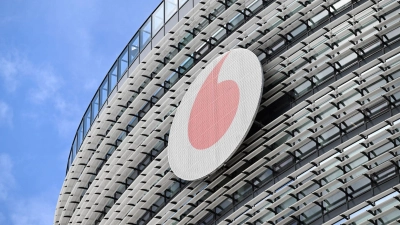 Das Vodafone-Logo an der Deutschlandzentrale des Telekommunikationskonzerns in Düsseldorf. (Archivbild) (Foto: Federico Gambarini/dpa)