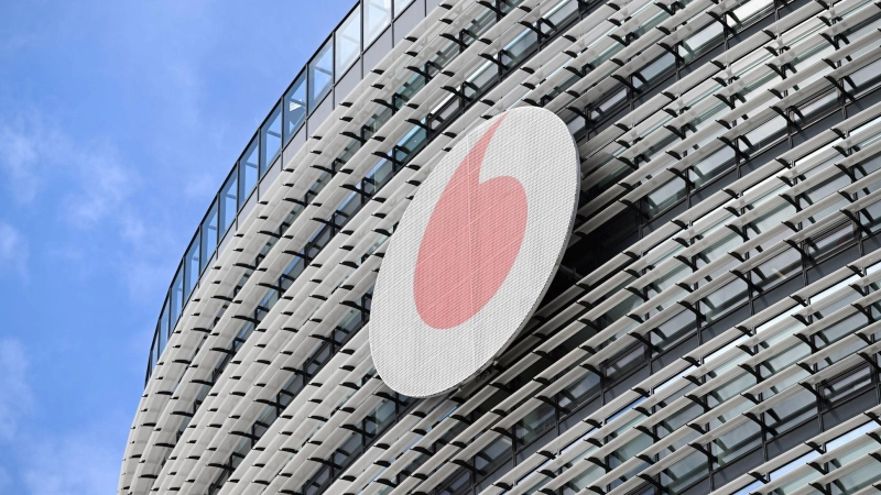 Das Vodafone-Logo an der Deutschlandzentrale des Telekommunikationskonzerns in Düsseldorf. (Archivbild) (Foto: Federico Gambarini/dpa)