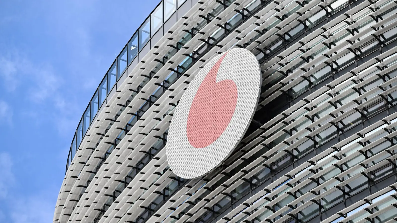 Das Vodafone-Logo an der Deutschlandzentrale des Telekommunikationskonzerns in Düsseldorf. (Archivbild) (Foto: Federico Gambarini/dpa)
