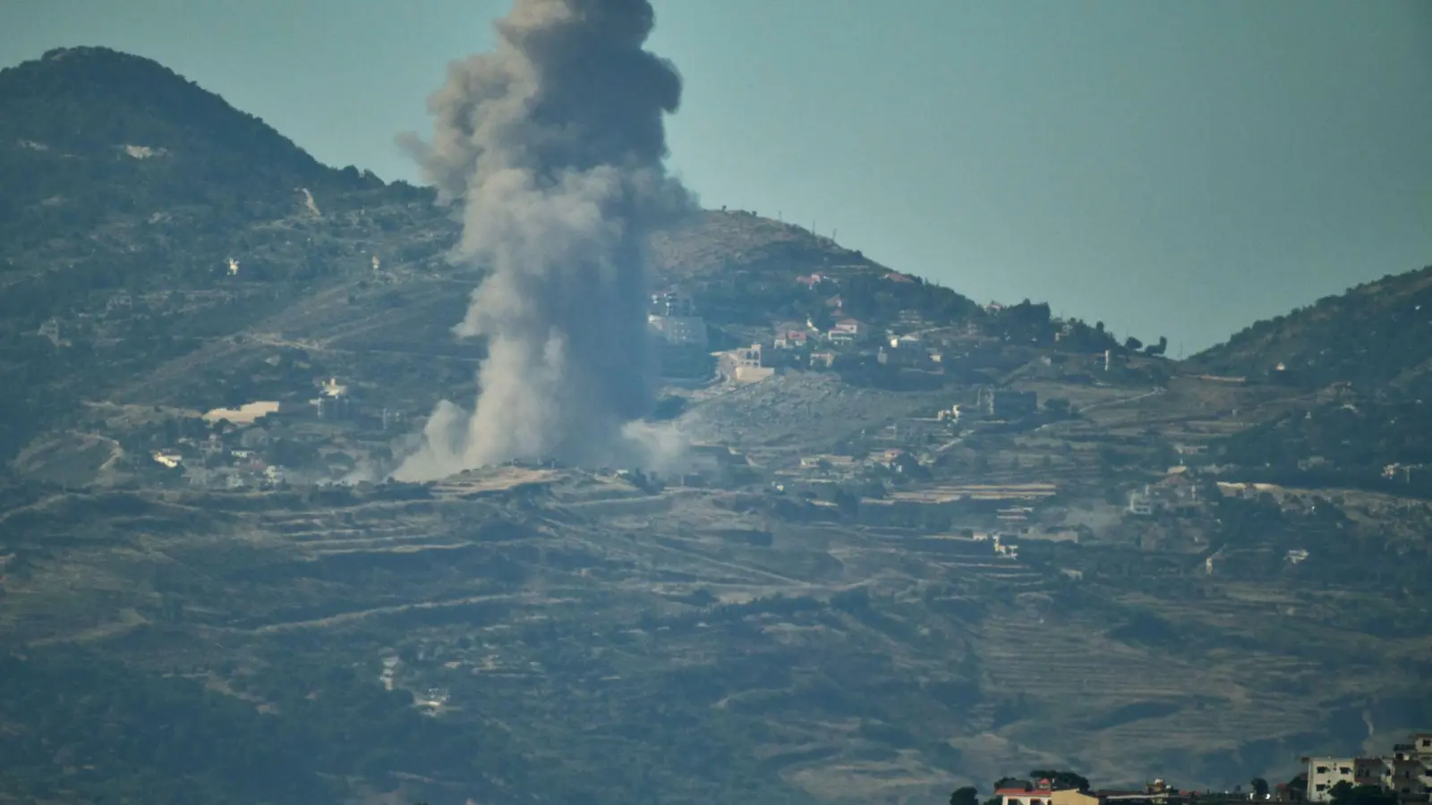 Nach Darstellung Israels hat die Hisbollah zuvor gegen die Waffenruhe verstoßen (Archivbild).  (Foto: Leo Correa/AP/dpa)
