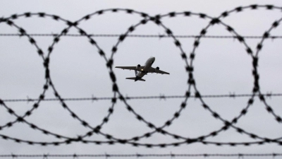 Künftig dürfen EU-Staaten abgelehnte Asylbewerber auch in Zentren außerhalb der EU bringen. (Symbolbild)  (Foto: Julian Stratenschulte/dpa)