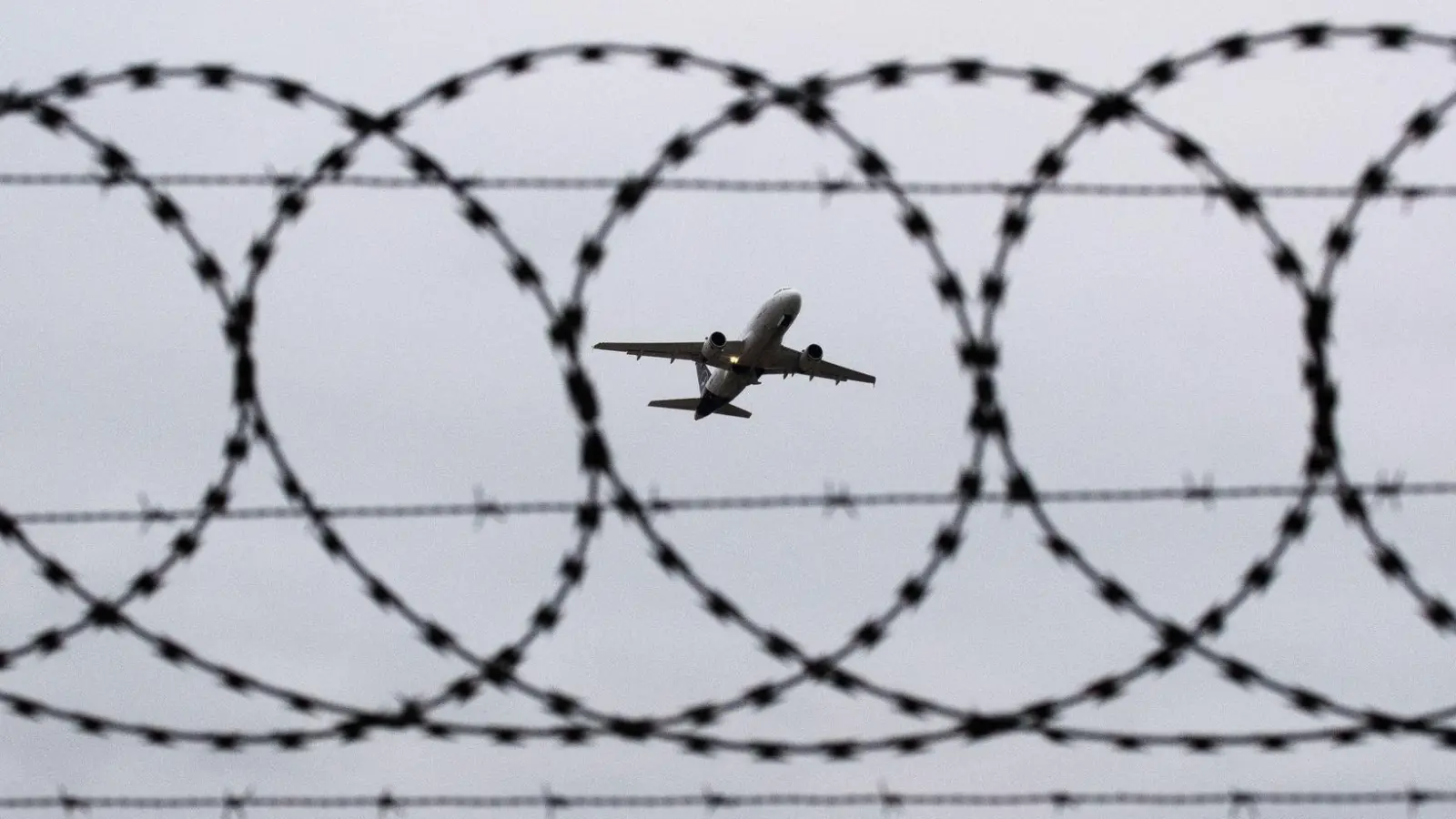 Künftig dürfen EU-Staaten abgelehnte Asylbewerber auch in Zentren außerhalb der EU bringen. (Symbolbild)  (Foto: Julian Stratenschulte/dpa)