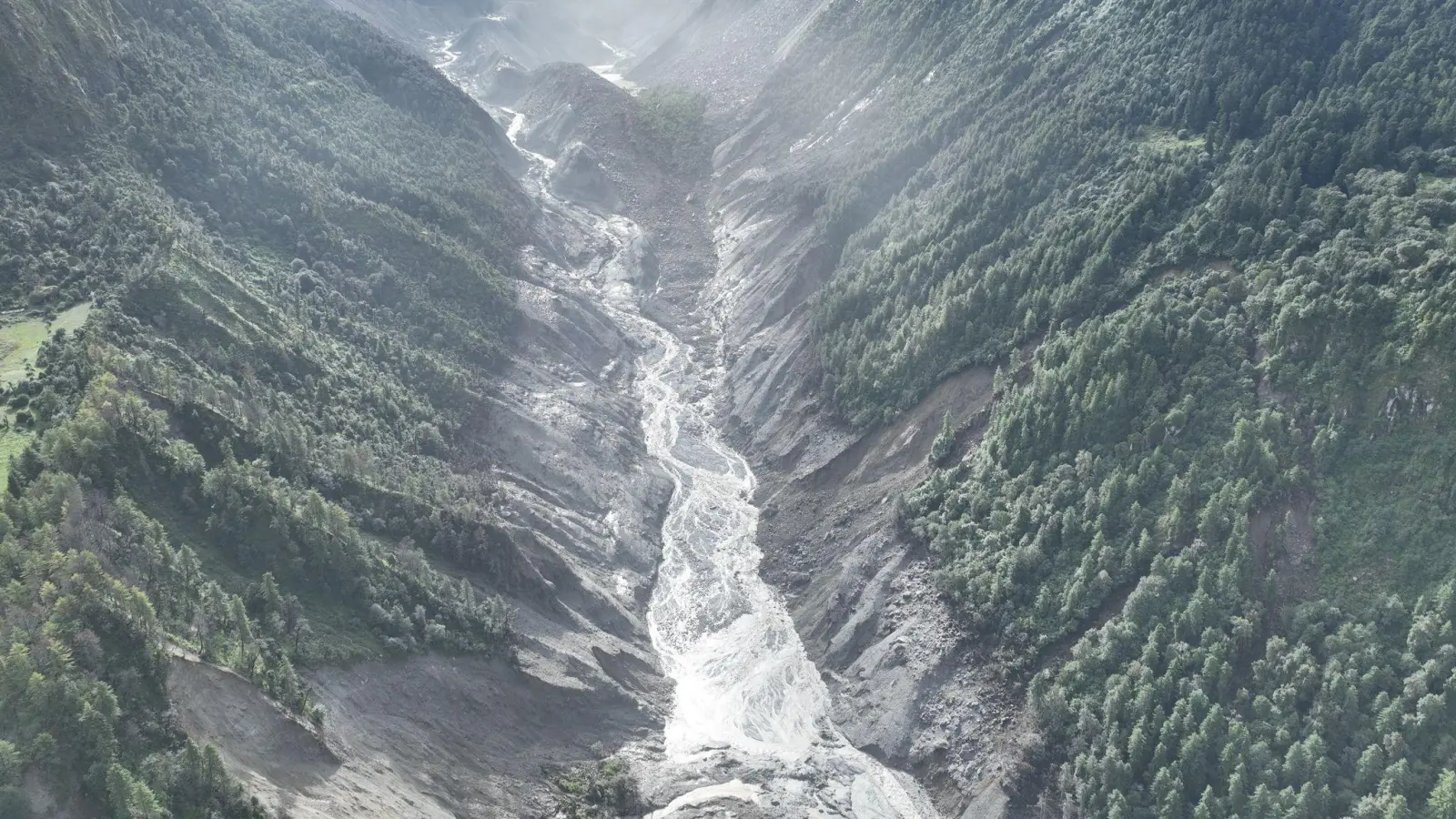 Ein Drohnenfoto zeigt ein von der Sturzflut betroffenes Gebiet. (Foto: Jigme Dorje/XinHua/dpa)