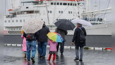 An den Küsten ist auch am Sonntag noch mit Regen und Sturm zu rechnen.  (Foto: Markus Scholz/dpa)