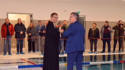 Viel Geld floss auch in die Sanierung des Hallenbads – hier ein Foto vom Gang übers Wasser mit Dekan Max von Egidy (links) und Bürgermeister Wolfgang Lampe bei der feierlichen Wiedereröffnung. (Archivfoto: J. Zimmermann)