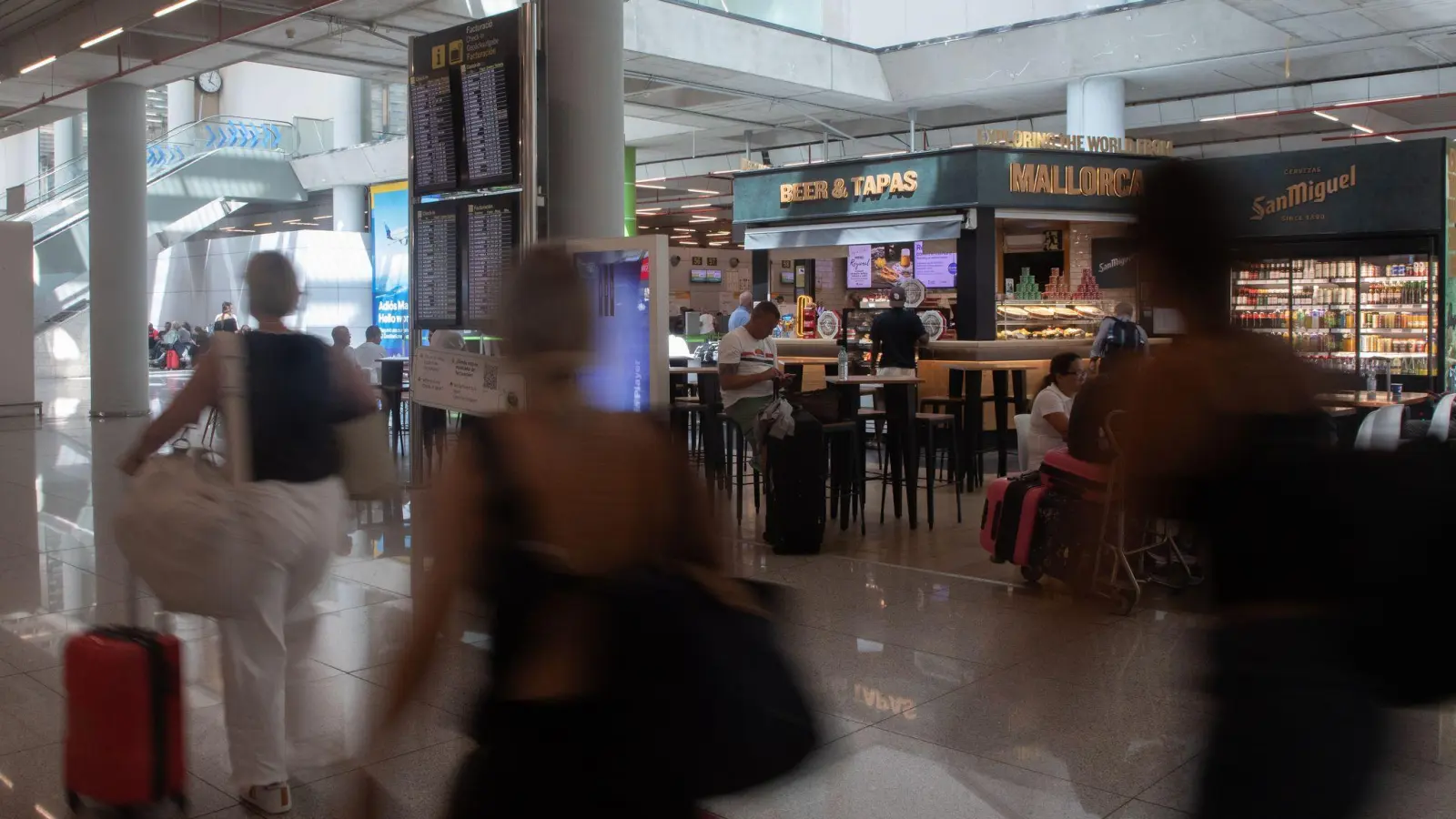 Die Gewerkschaften fordern bessere Arbeitsbedingungen und höhere Löhne. (Archivbild) (Foto: Clara Margais/dpa)