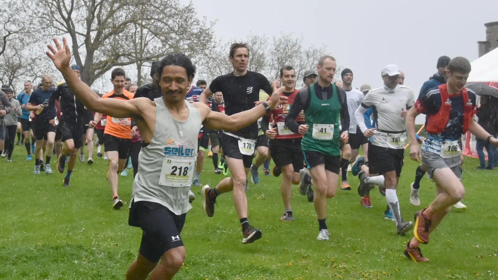 Start des Langstreckenrennen, der anfangs etwas desorientierte Arjun Pradhan liegt bereits vorne. (Foto: Jörg Behrendt)