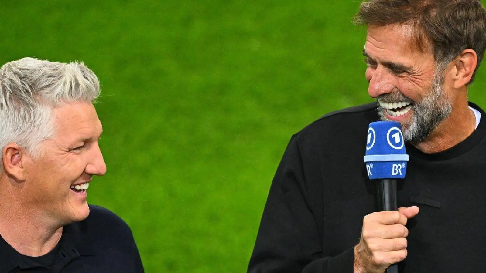 TV-Experte Bastian Schweinsteiger zusammen mit Bundestrainer Jürgen Klopp und ARD-Moderatorin Esther Sedlaczek vor dem Länderspiel gegen Griechenland. (Foto: Tom Weller/dpa)