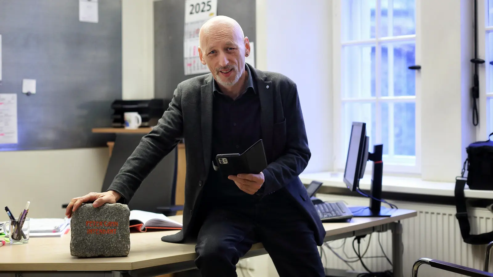 Intendant Peter Cahn in seinem Büro. Er inszeniert „Das perfekte Geheimnis“, eine Smartphone-Komödie von Paolo Genovese. (Foto: Thomas Wirth)