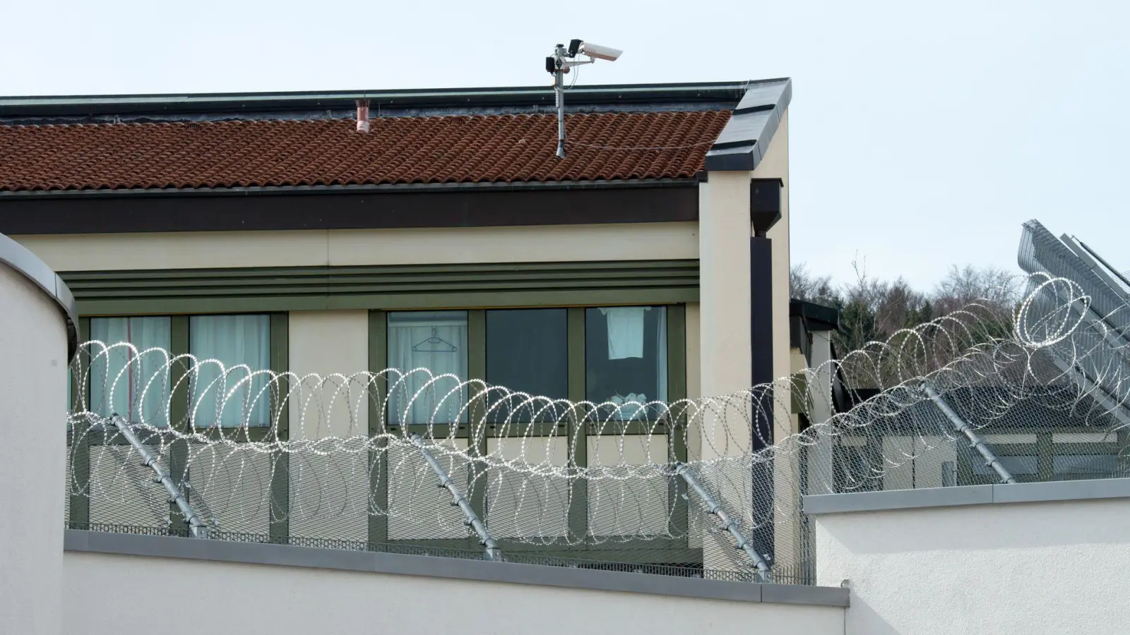 Auch die Regeln für den Maßregelvollzug in Bezirkskrankenhäusern sollen geprüft werden. (Symbolbild) (Foto: Armin Weigel/dpa)