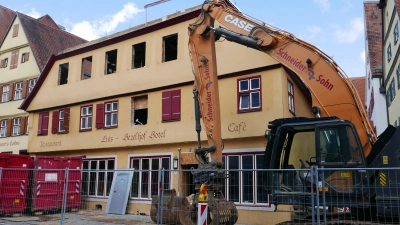 Hotel Luis: Der Abbruch beginnt. Bei einem Brand Ende Oktober 2021 war der Dachstuhl des Hauses zerstört worden. (Foto: Roman Kocholl)