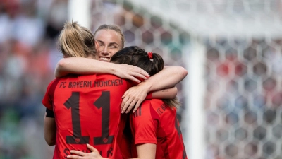Die Bayern um Lea Schüller, Pernille Harder und Tuva Hansen (von links) bejubeln den Titel. (Foto: Fabian Strauch/dpa)