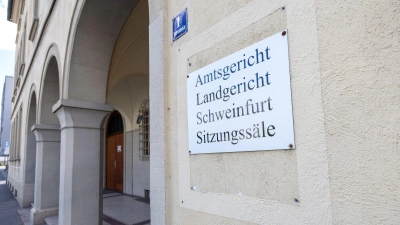 Ein ehemaliger Bankangestellter soll ältere Kunden um hohe Geldsummen betrogen haben. (Symbolbild) (Foto: Julien Becker/dpa)