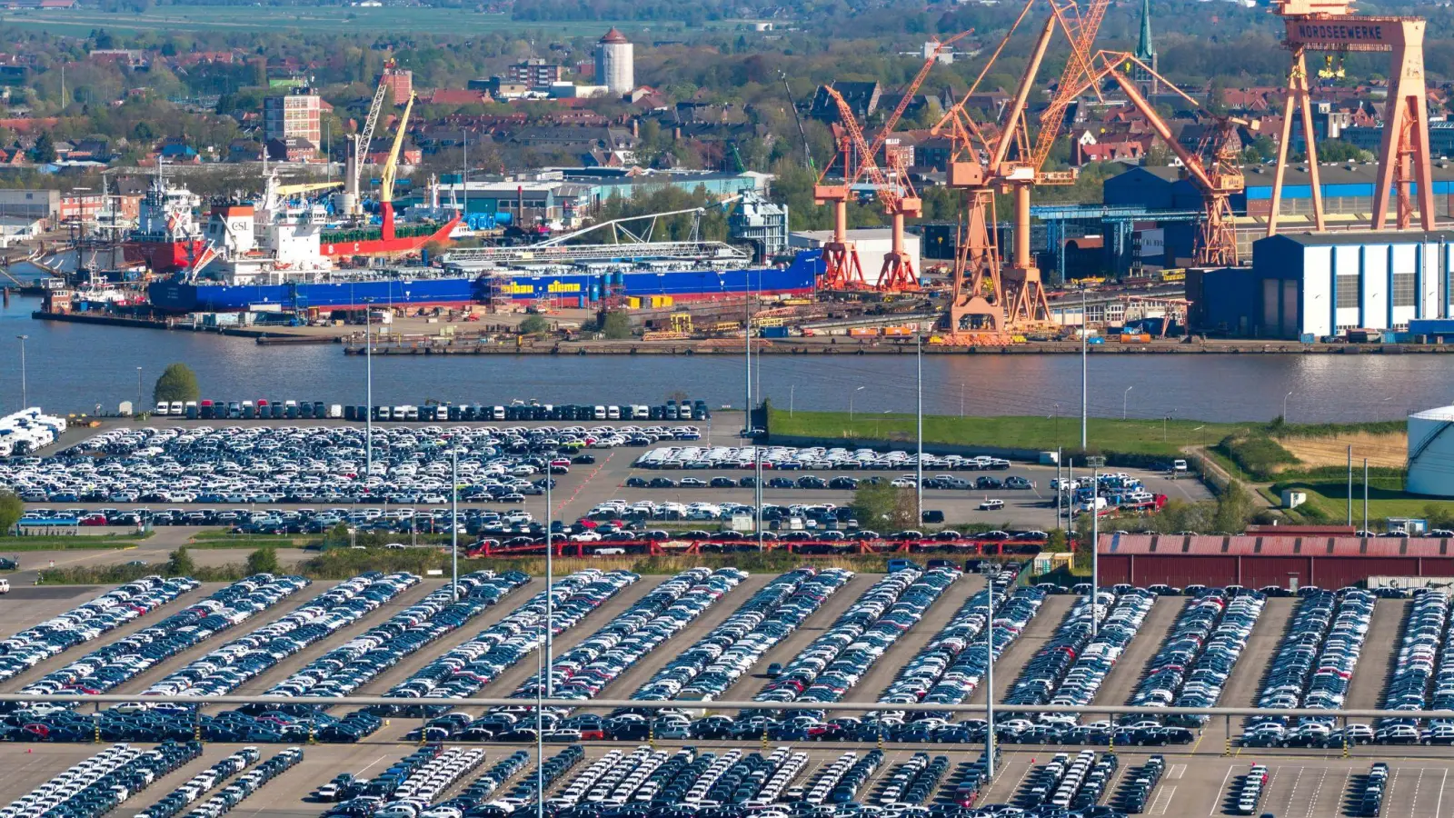 In der deutschen Wirtschaft steigt die Stimmung - auch die Volksbanken werden optimistischer. (Archivbild) (Foto: Sina Schuldt/dpa)