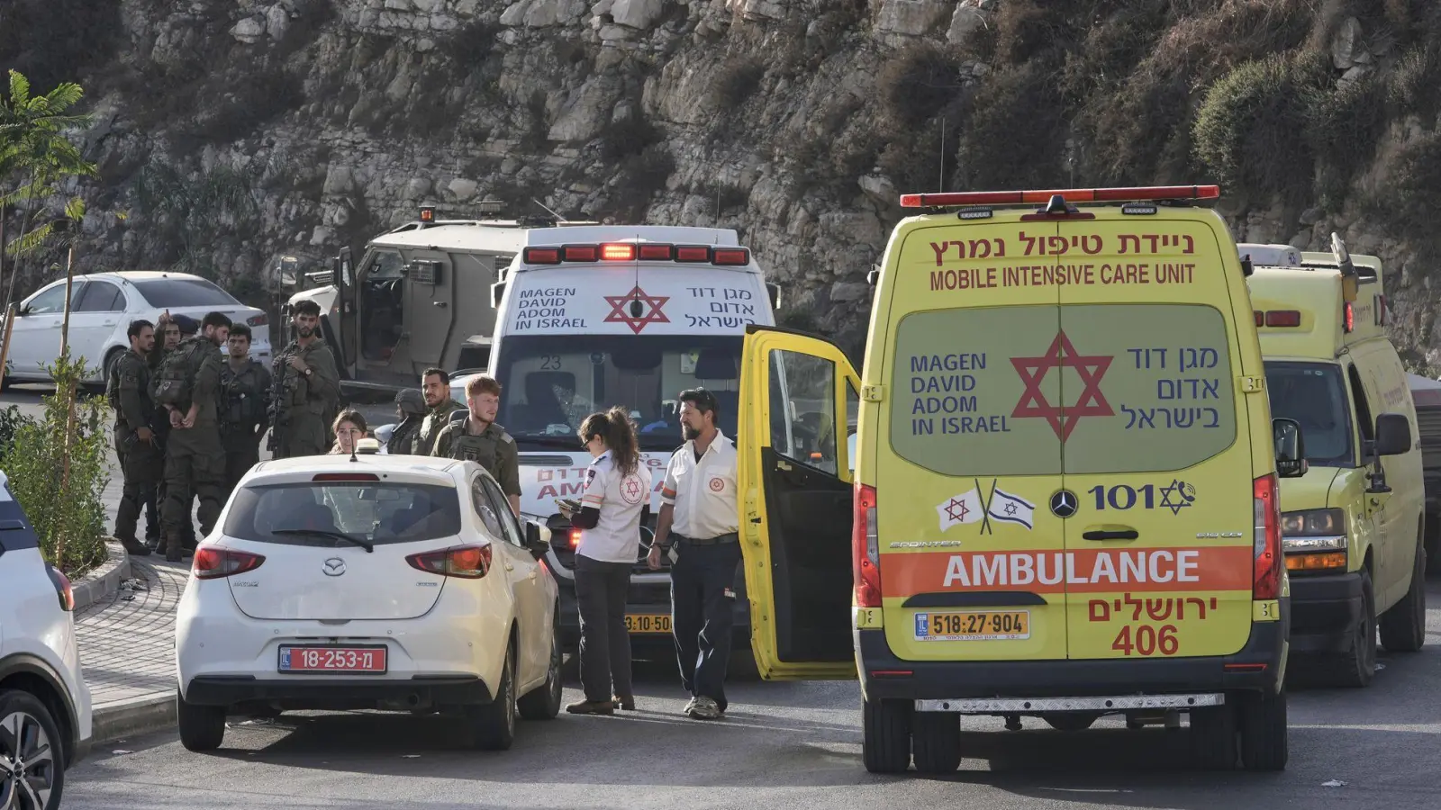 Nach einem Angriff im Westjordanland bereitet Israel eine mögliche Abriegelung des Palästinensergebietes vor. (Foto: Mahmoud Illean/AP/dpa)