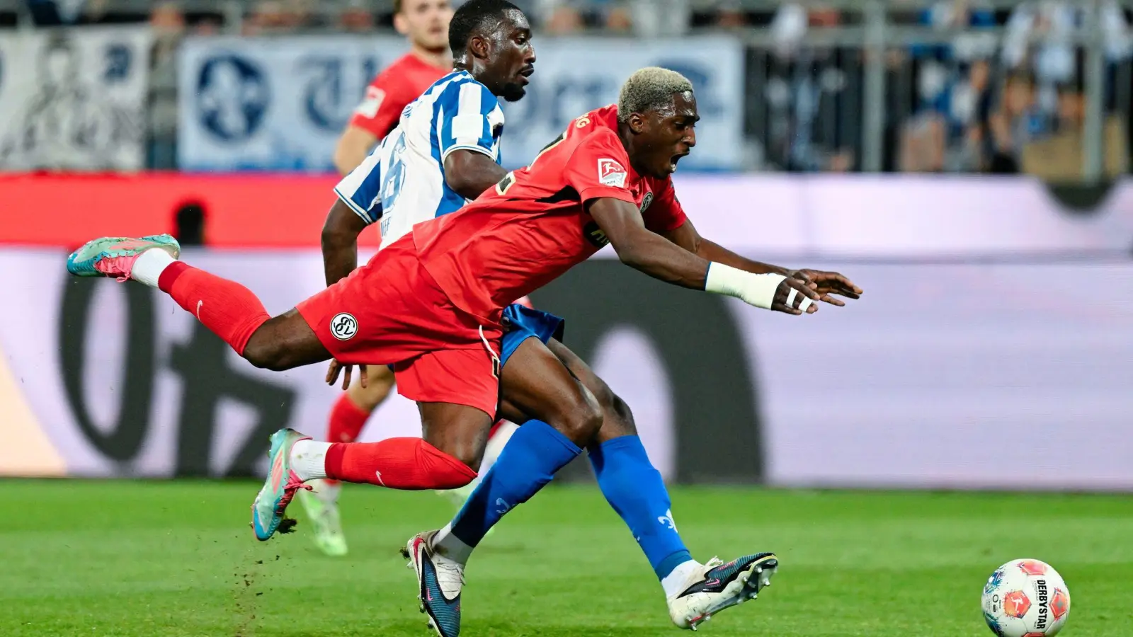 Nach einem harten Check als letzter Mann musste Patric Pfeiffer vorzeitig vom Feld.  (Foto: Uwe Anspach/dpa)