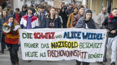 In der Schweiz hat sich am Wohnort von Alice Weidel Protest formiert. (Foto: Urs Flueeler/KEYSTONE/dpa)