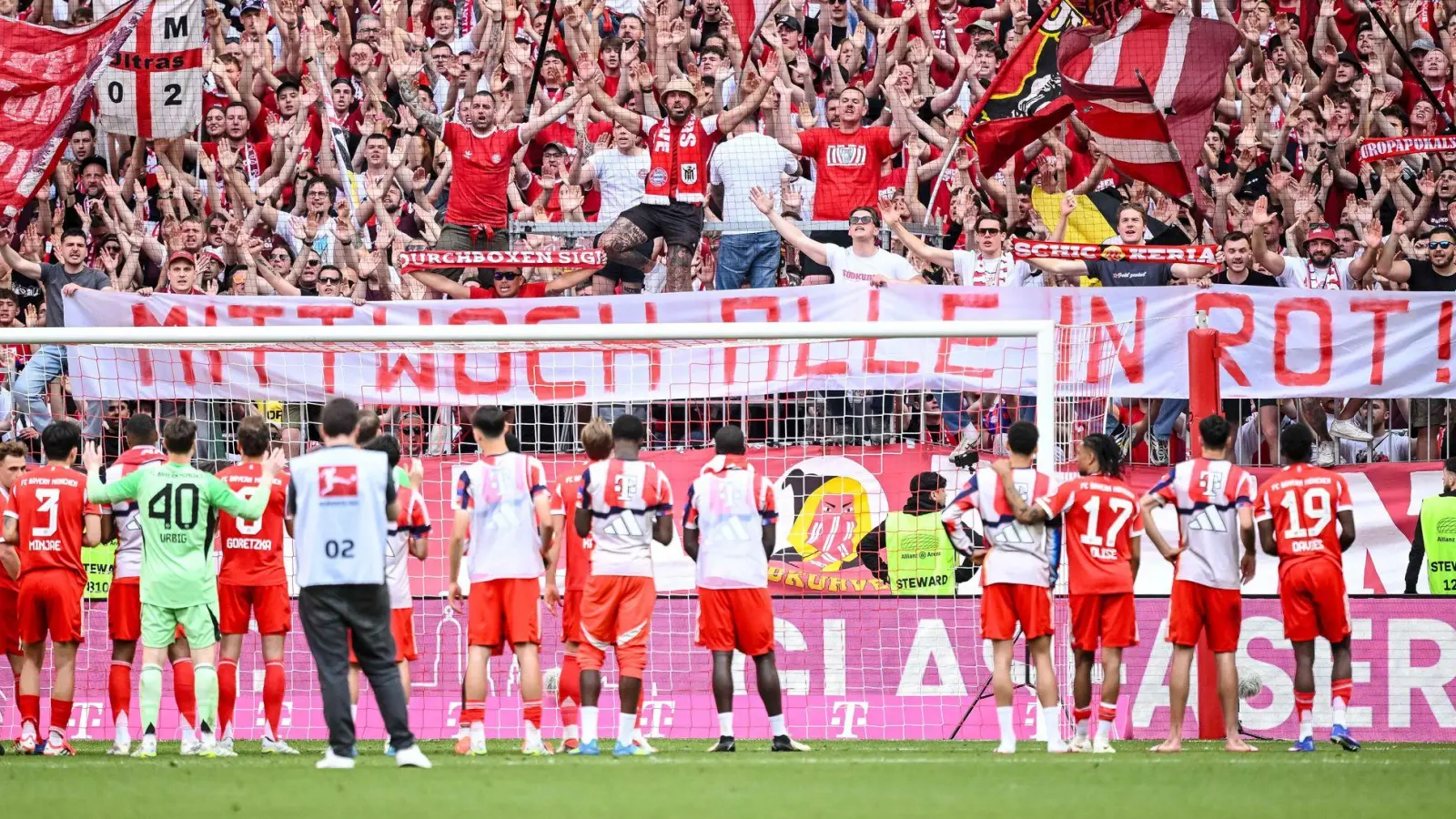 Einschwören auf Paris Saint-Germain: Die Bayern-Profis vor der Fankurve. (Foto: Harry Langer/dpa)