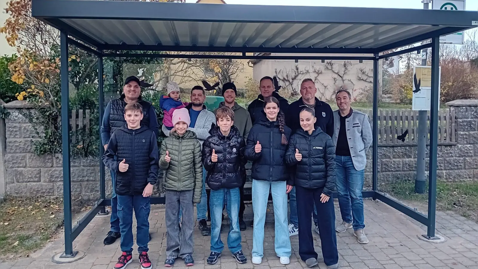 Engagierte Eltern, Kinder und Jugendliche am neu errichteten Busunterstand in Herbolzheim. Von links: Holger Hagelstein, Michael Felsch, Maik Bruder, Jürgen Seufferlein, Armin Dierauff und Jürgen Dierauff. (Foto: Helmut Scheitacker)