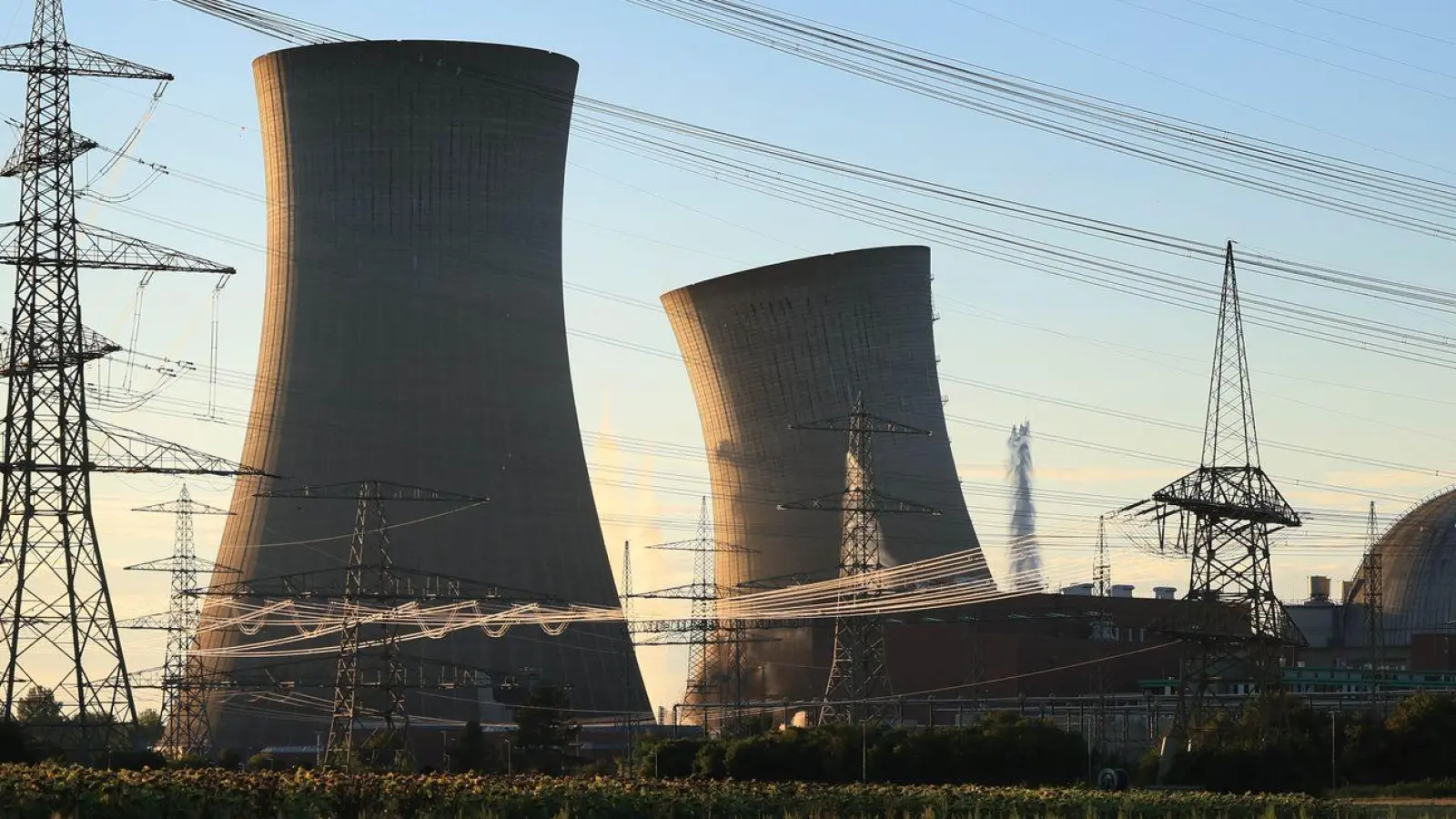 Die Störaktion eines Mannes bei der Sprengung der Kühltürme des stillgelegten Kernkraftwerks Grafenrheinfeld hat Schadenersatzansprüche nach sich gezogen. (Foto: Karl-Josef Hildenbrand/dpa)