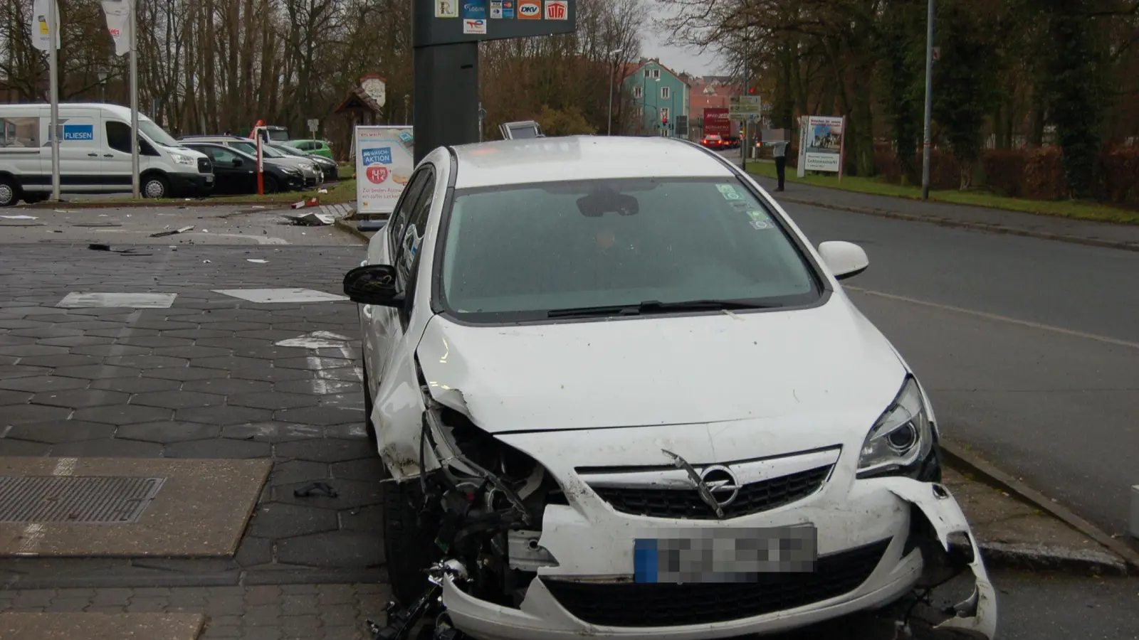 Ein 26-Jähriger ist am Freitagnachmittag in Neustadts Riedfelder Ortsstraße mit seinem Wagen von der Fahrbahn abgekommen. (Foto: Christa Frühwald)