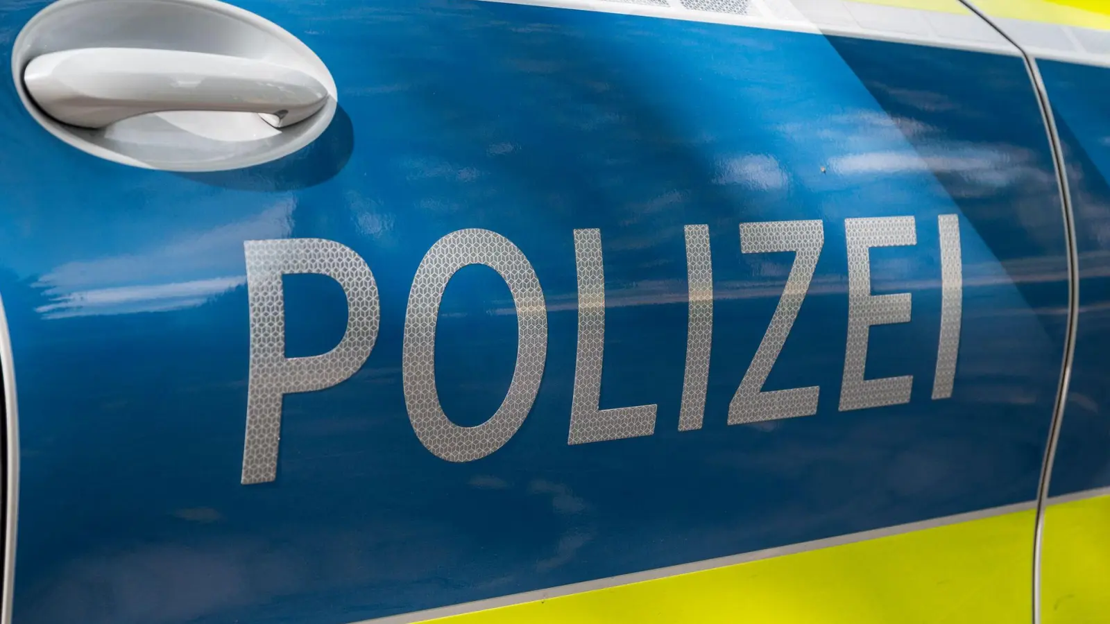 Ein Großaufgebot von Polizei und Feuerwehr konnte eine in Oberfranken vermisste alte Dame nicht mehr rechtzeitig finden. (Foto: Daniel Vogl/dpa)