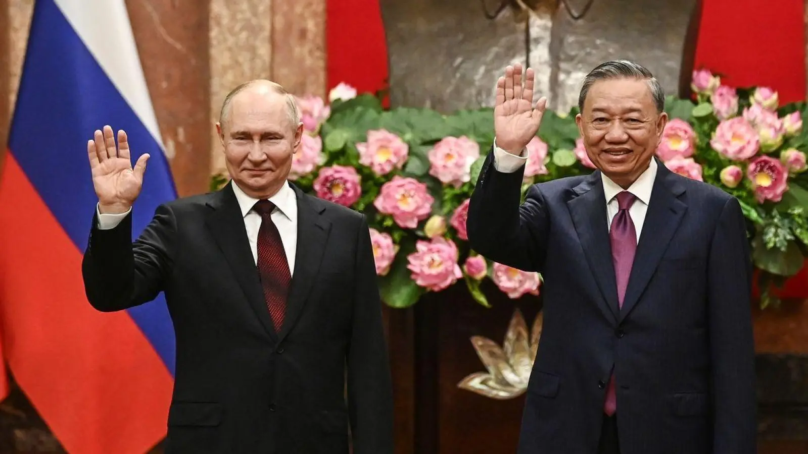 Kremlchef Wladimir Putin (l) und der vietnamesische Präsident To Lam posieren im Präsidentenpalast in Hanoi für die Fotografen. (Foto: Nhac Nguyen/Pool AFP/AP/dpa)