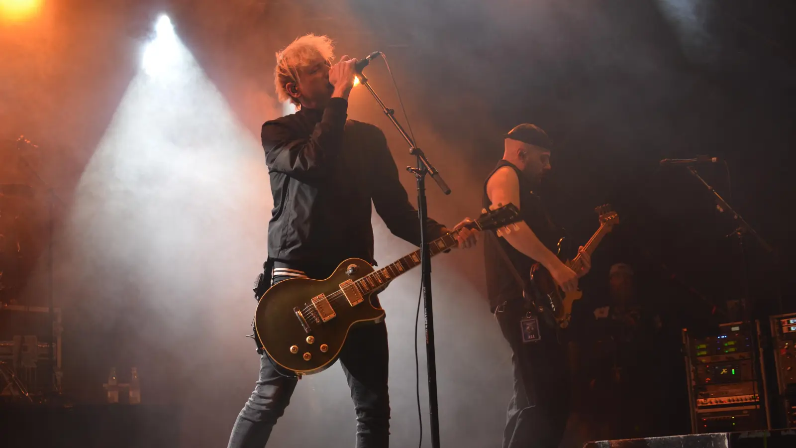 „Schön, wieder hier zu sein. Fühlt sich fast an, wie nach Hause zu kommen“, freut sich Rogers-Frontmann Chri Hoffmeier. (Foto: Yvonne Neckermann)