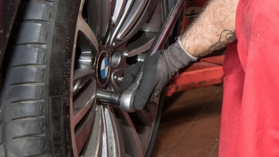 Nach dem Räderwechsel sollten die Schrauben nachgezogen werden. Warum diese Empfehlung sinnvoll ist, dürfte jetzt auch einer 30-Jährigen klar sein, von deren Pkw sich während der Fahrt ein Vorderrad löste. (Symbolbild: Robert Günther/dpa-tmn/dpa)