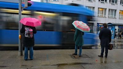 Regenschirm nicht vergessen - es kann immer wieder Regen in Bayern geben. (Archivbild) (Foto: Malin Wunderlich/dpa)